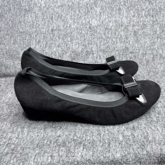 Stuart Weitzman Black Suede Wedges Bow Accent Sz 10 - Picture 1 of 11